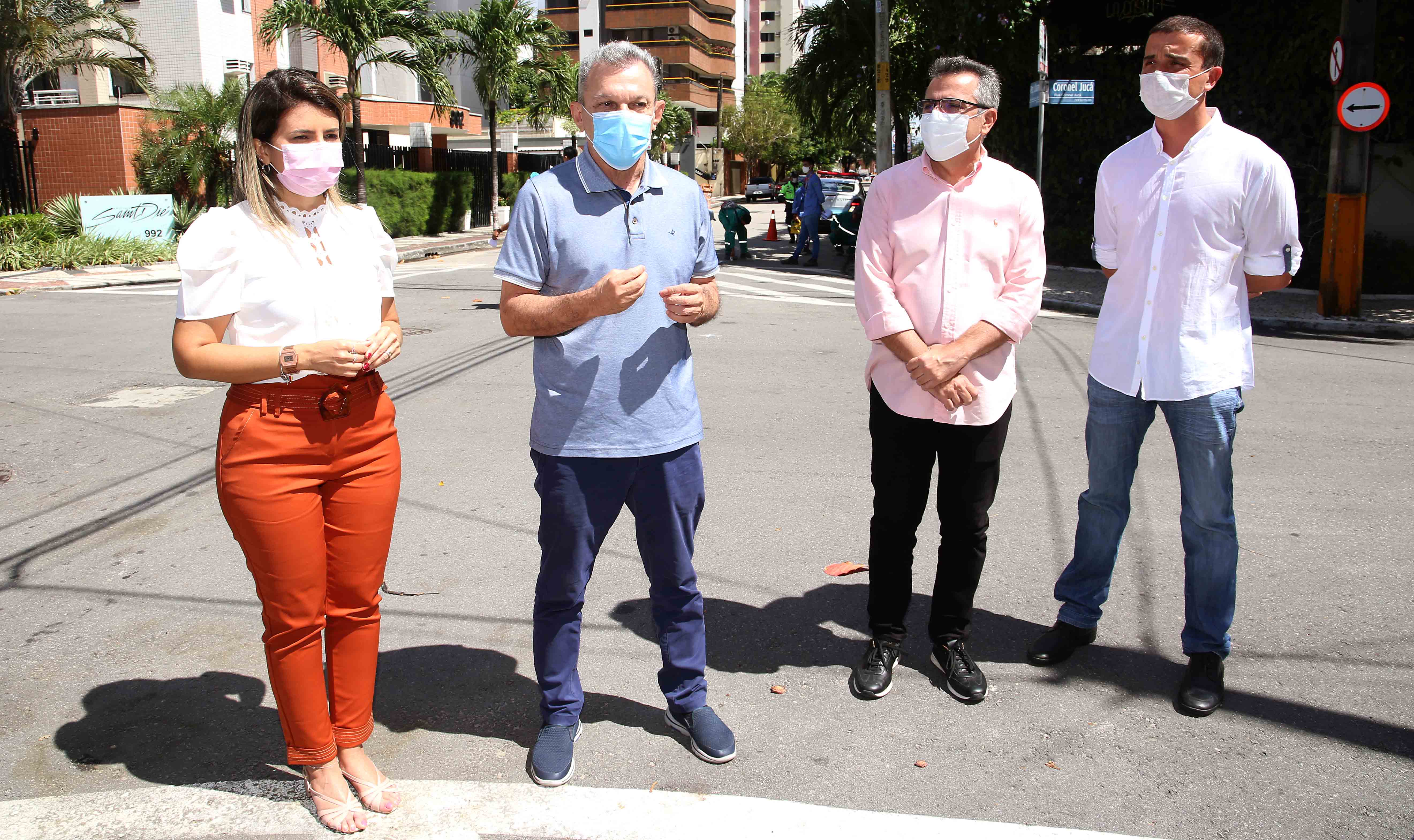 grupo de quatro pessoas gravam um vídeo em uma rua